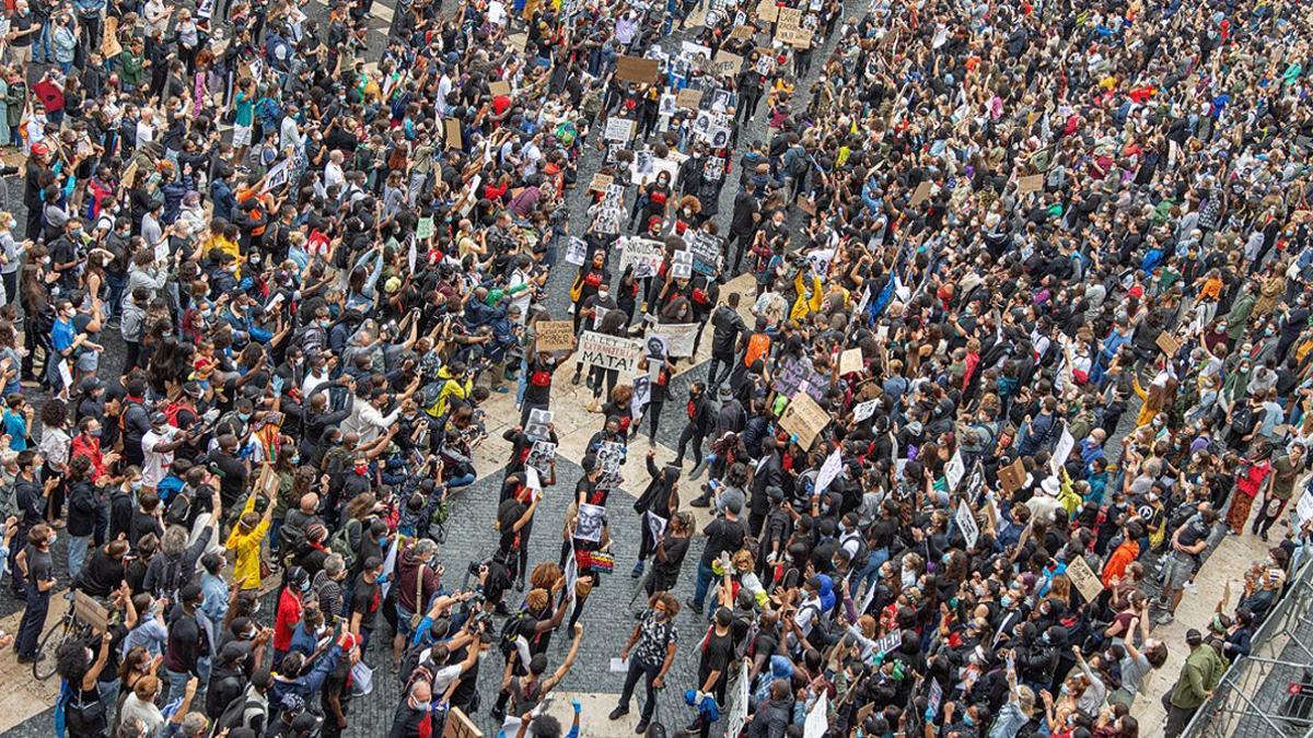 Concentración multitudinaria en la plaza de Sant Jaume en memoria de George Floyd y contra el racismo, el domingo 7 de mayo