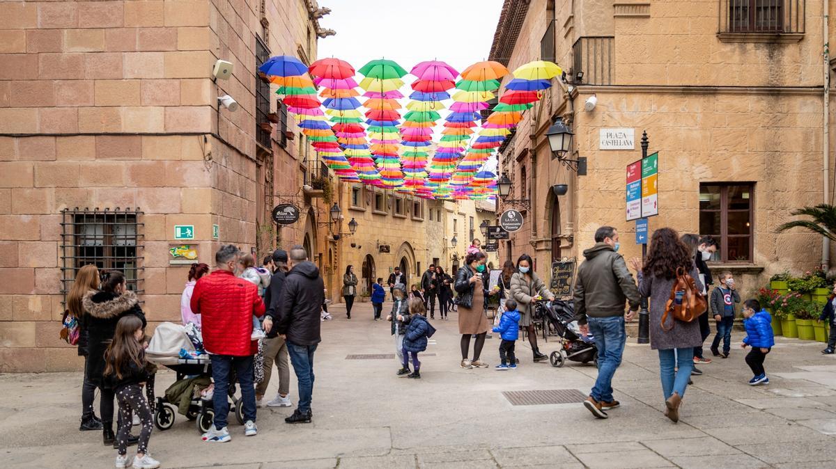 El Poble Espanyol luce estos días una decoración especial primaveral.