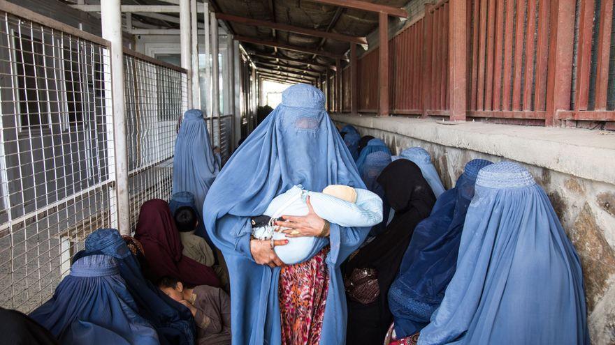 Varias mujeres afganas hacen cola delante de la maternidad de Médicos Sin Fronteras en el hospital Ahmed Sha Baba de Kabul.