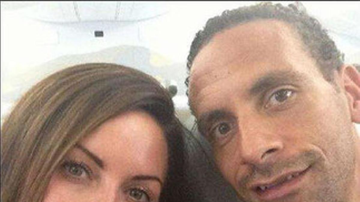 Rio Ferdinand y su esposa, en una imagen de la cuenta de Twitter del jugador.