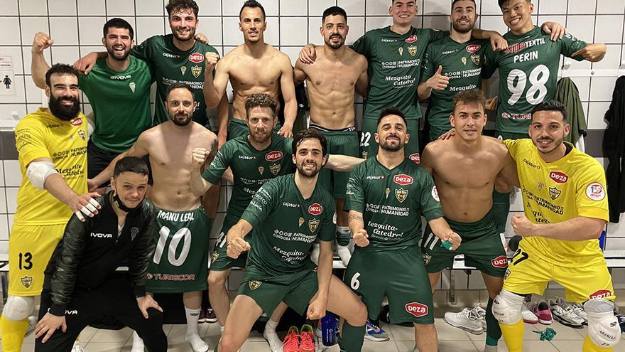 Jugadores del Córdoba Futsal celebran la victoria en el Pabellón Siglo XXI ante el Emotion Zaragoza.
