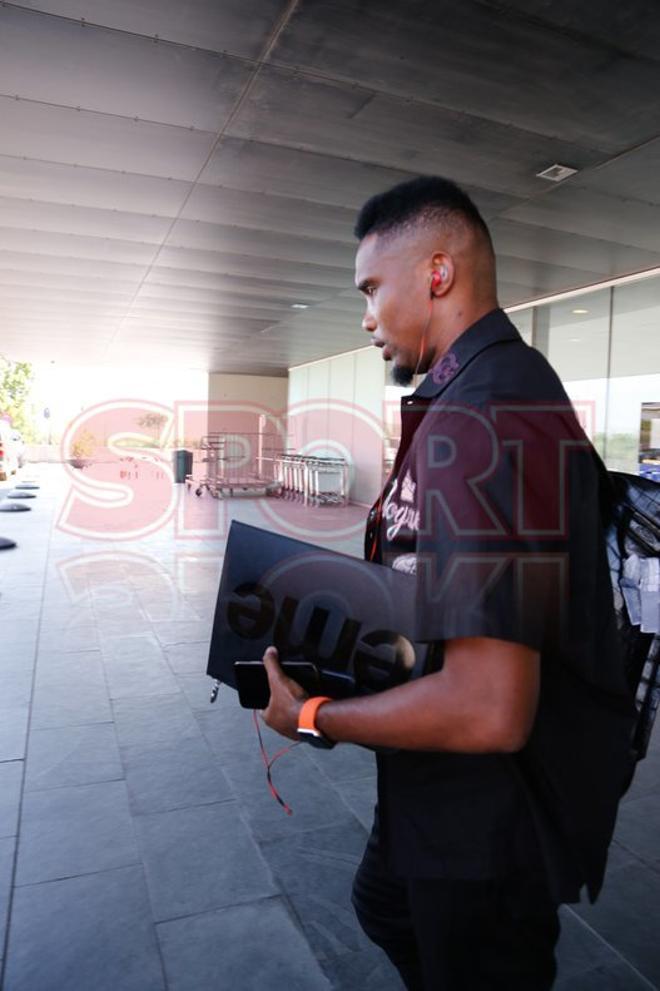 Samuel Etoo a su llegada al aeropuerto del Prat.