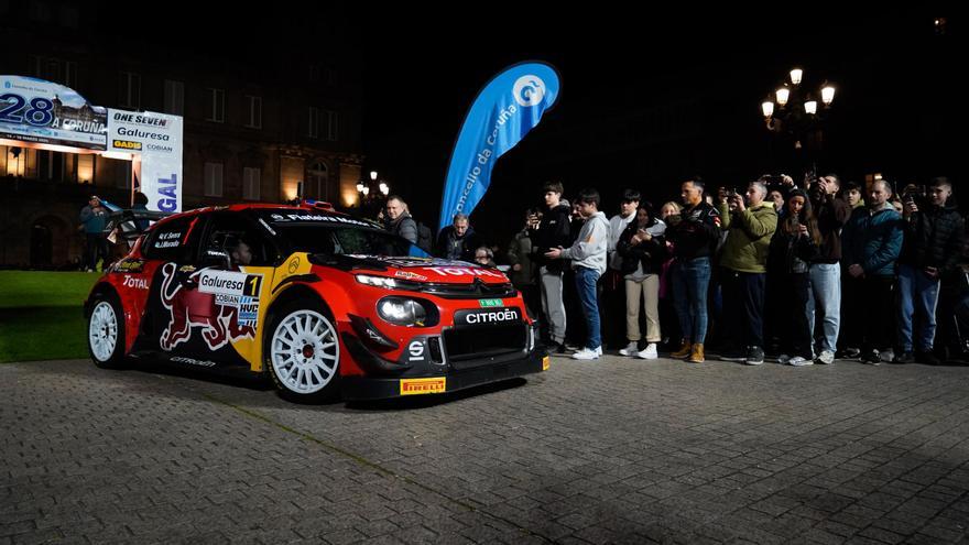 María Pita da la salida al Rally de A Coruña