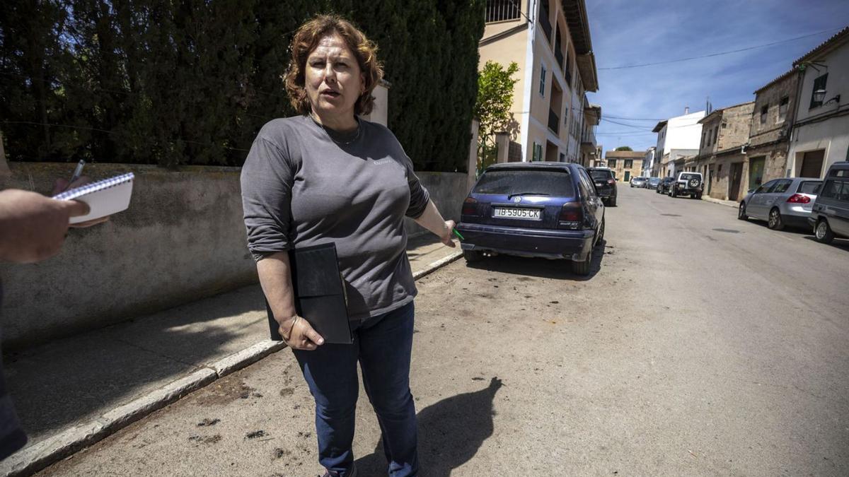 Esperanza Mora, jefa de Protección Civil señala el primer coche incendiado. | B.RAMON