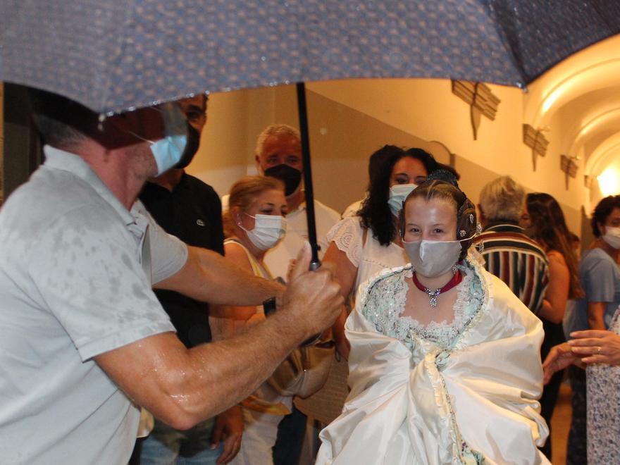 La lluvia irrumpe en la presentación de las candidatas a Falleras Mayores de València 2022