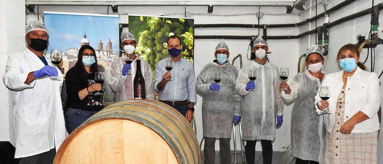 Javier Ventura, junto al alcalde de Agüimes y las ediles de Desarrollo Local y  Rural, y el equipo de la bodega municipal encargado de embotellar el vino, ayer.