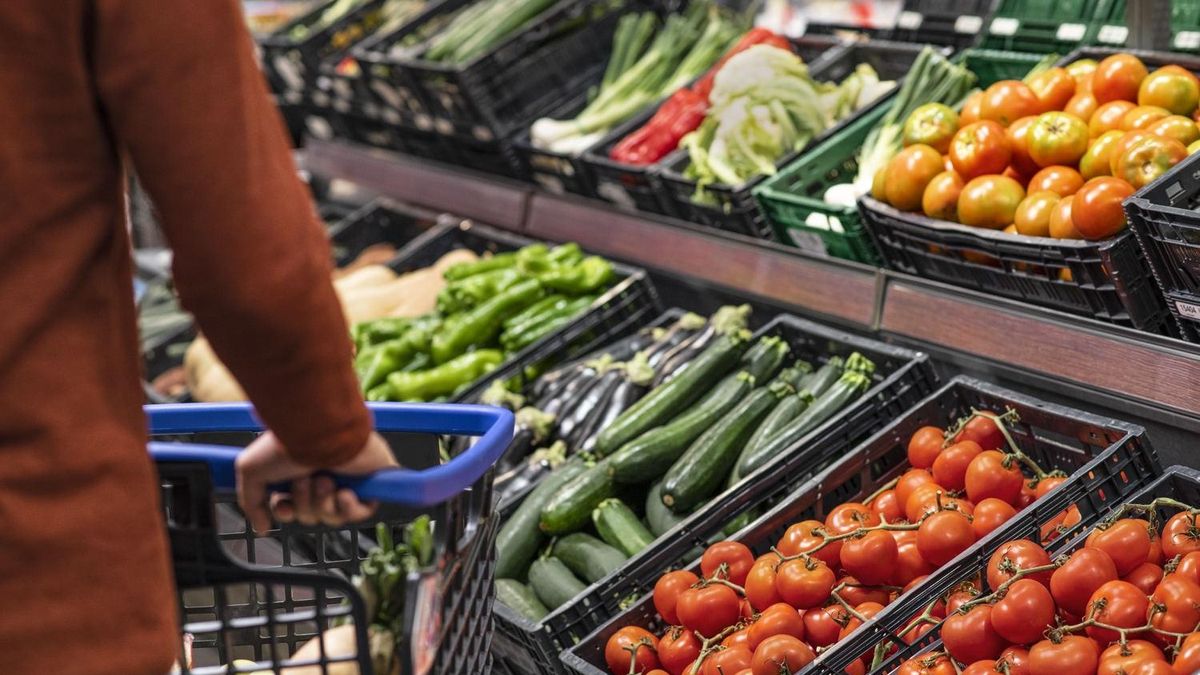 Fruta y verdura en el lineal de un supermercado.