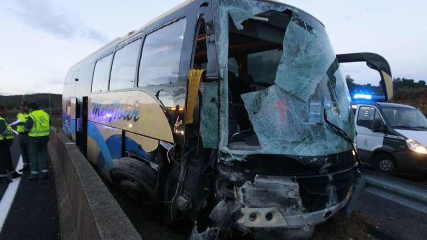 La parte delantera del autobús quedó destrozada tras la colisión. // Jesús Regal