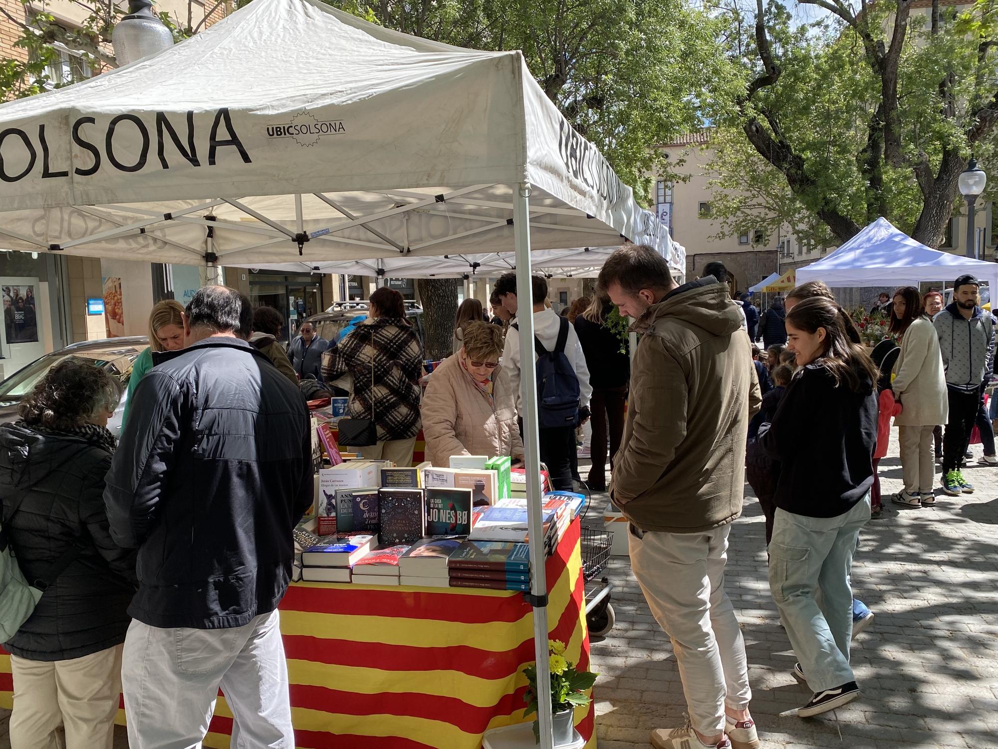 Les parades de roses i llibres han omplert els carrers del nucli antic de Solsona des de primera hora d'aquest «tranquil» matí de Sant Jordi, segons alguns dels paradistes. 