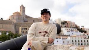 El youtuber Nil Ojeda, con la Catedral de Santa María de Ibiza de fondo.