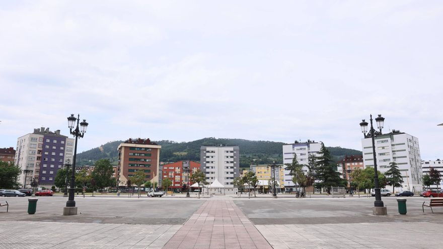 El Ayuntamiento ultima detalles para abrir el mercado de La Corredoria: todos los puestos llevarán todos azules y blancos