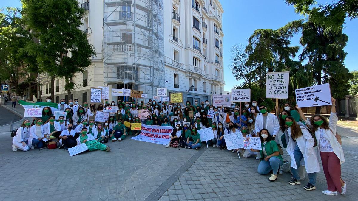 Aspirantes a Médico Residente de Málaga, a su llegada a Madrid.