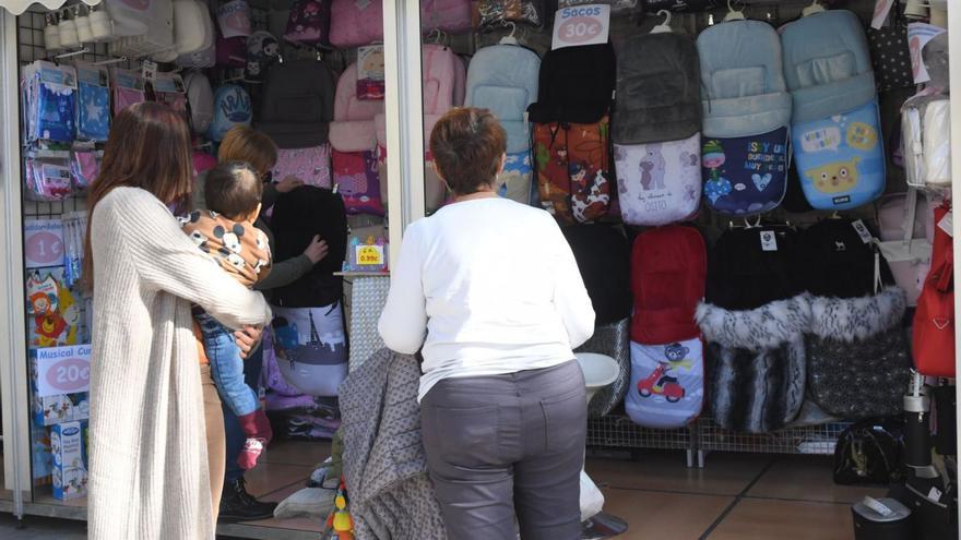 Un comercio de ropa infantil en una feria de Murcia. | ISRAEL SÁNCHEZ