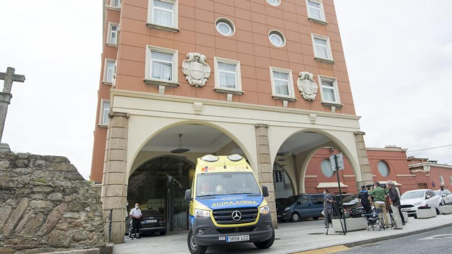 Acceso al hotel Finisterre, donde está confinado el Fuenlabrada