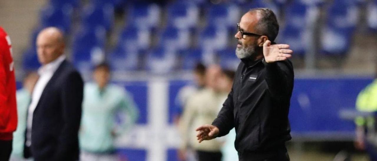 Cervera, dando indicaciones a sus jugadores durante el partido ante  el Málaga. | Luisma Murias