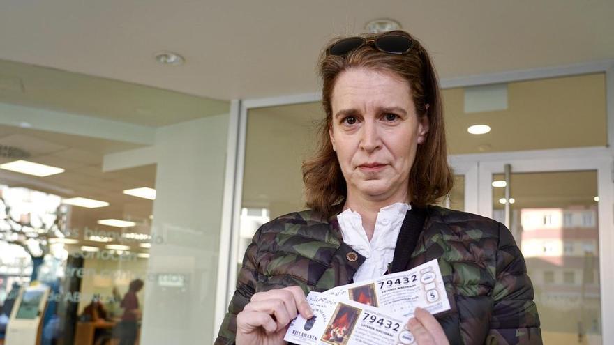 “¡Lo hemos conseguido!”, celebra una de las primeras personas en cobrar el premio de la Lotería de Navidad con quita del Gordo de Villamanín (León)
