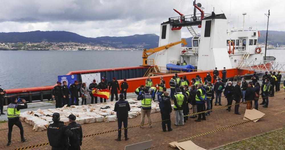 El "karar", abordado en alta mar y en el que se transportaba la droga, llegó ayer al puerto de Vigo . // Ricardo Grobas