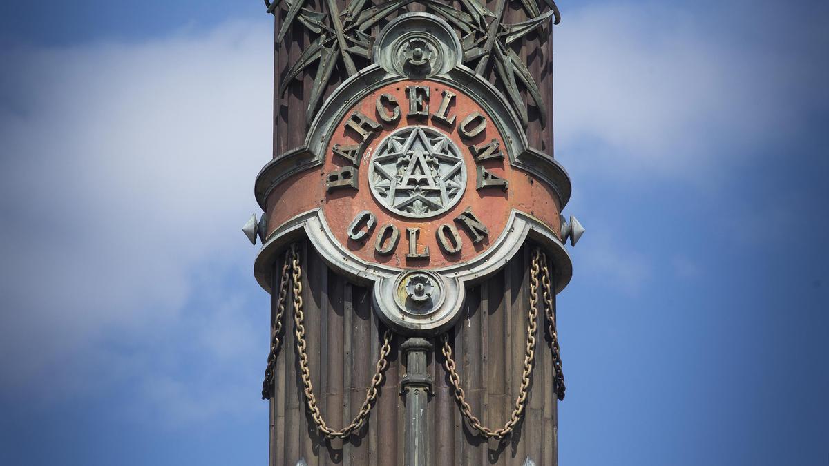 Detalla de la suerte de vitola que abraza la columna del monumento y subraya que este es un decidido homenaje de la ciudad al que considera su benefactor.
