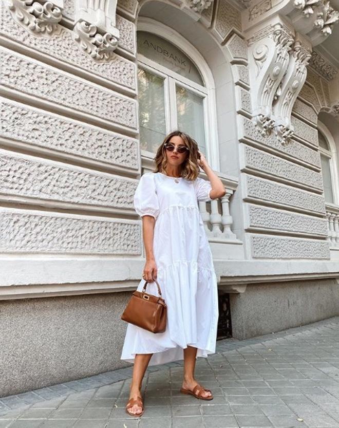 Vestido midi y sandalias planas