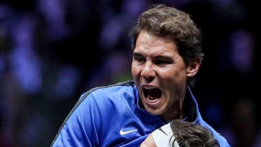 Nadal y Federer festejan el último triunfo del suizo. // Martin Divisek