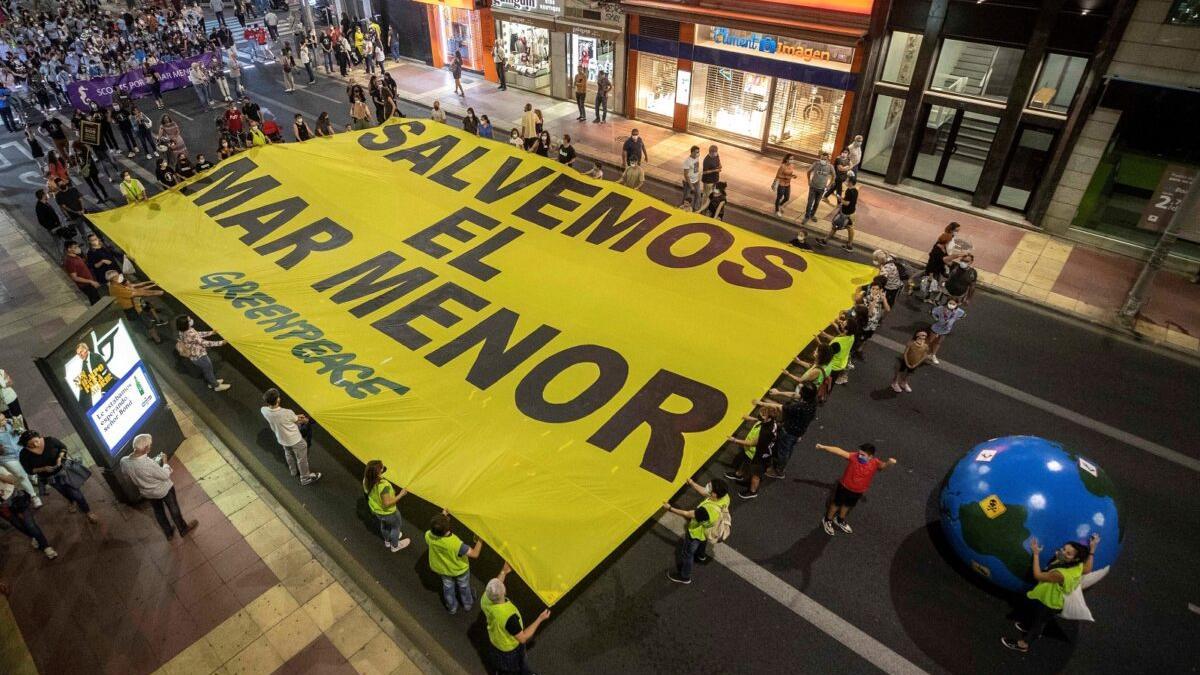 Miles de personas exigen en la calle la protección del Mar Menor