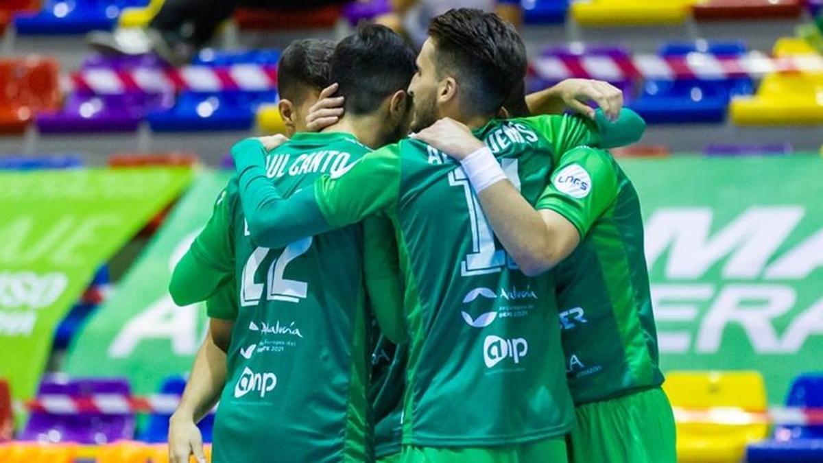 Los jugadores del UMA Antequera, durante un partido