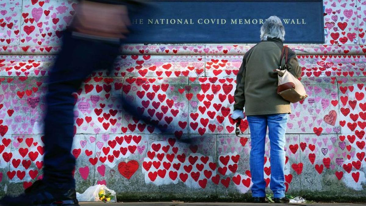 Una mujer ante un memorial del COVID en Londres.