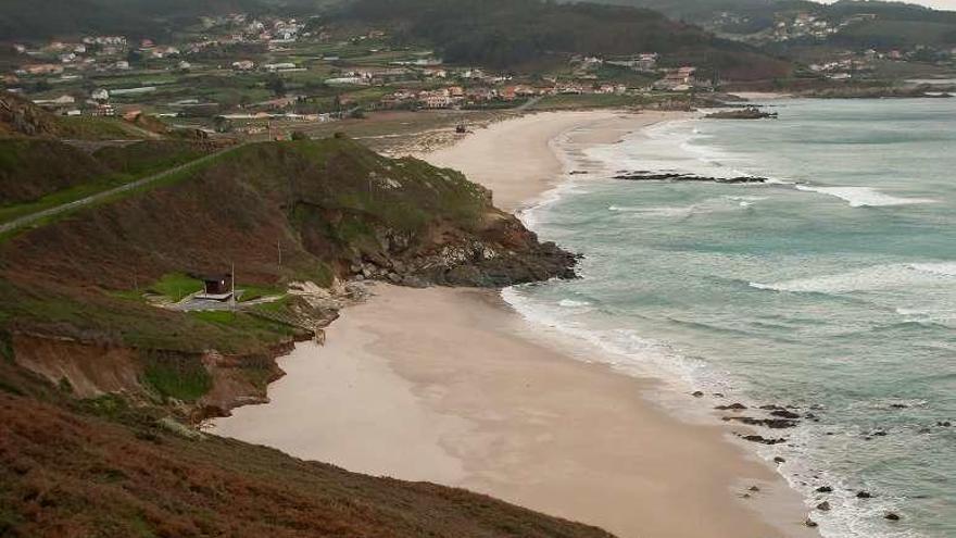 Playa de Combouzas, ayer, con Barrañán al fondo.