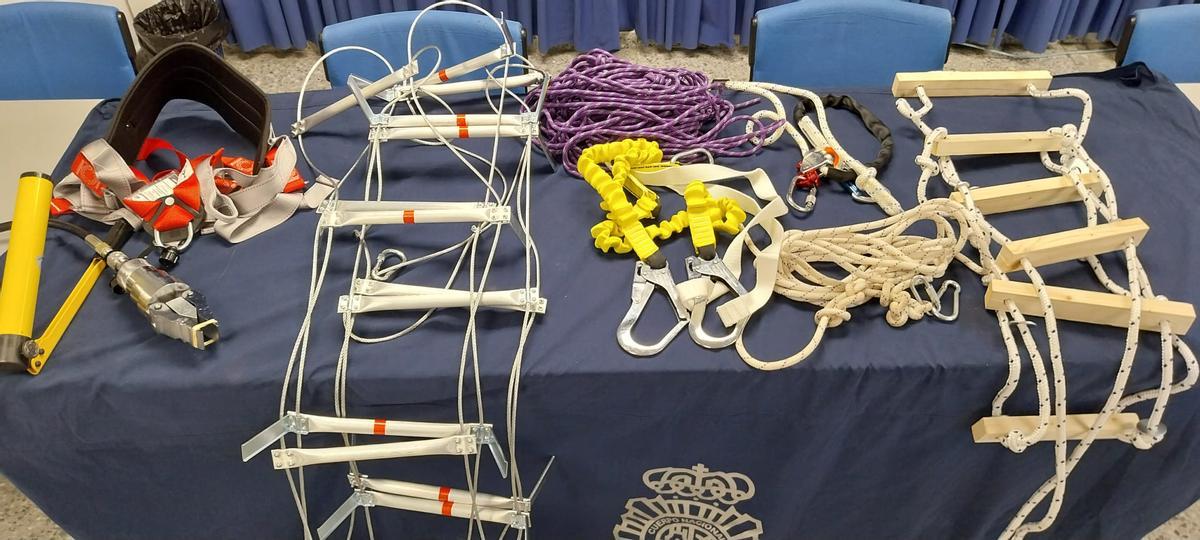 Objetos recuperados en Sevilla tras la intervención de la Policía Nacional.