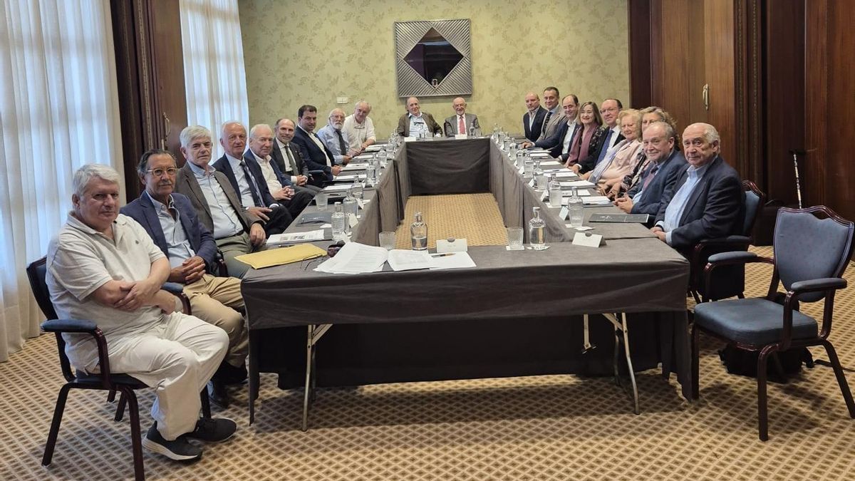 Participantes en la reunión del patronato, este viernes, en Oviedo.