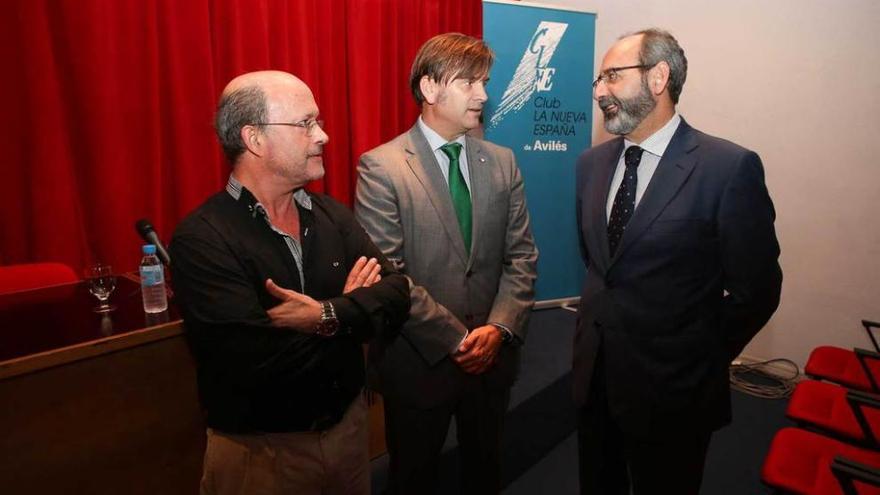 Por la izquierda, Joaquín Santiago, Gonzalo Botas y Francisco Gambarte, en el Club LA NUEVA ESPAÑA.