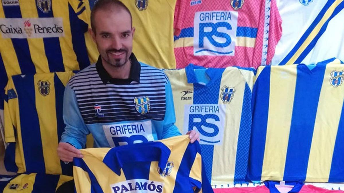 Un socio del Palamós Club de Fútbol con su col·lección de camisetas