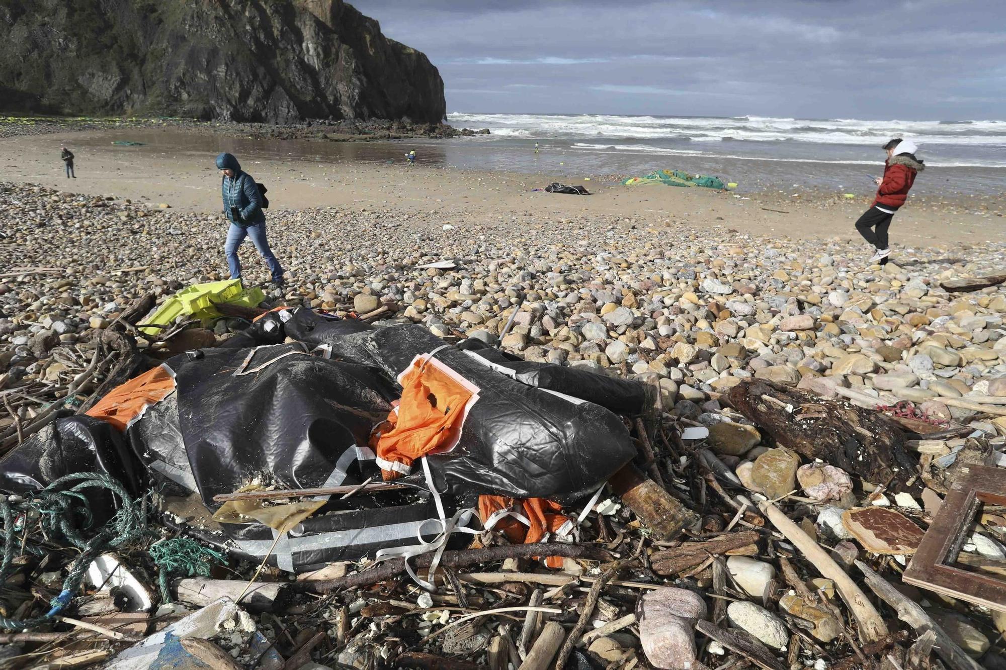 Retirada de los restos del naufragio del "Serenín" en la playa de Xagó (Gozón)
