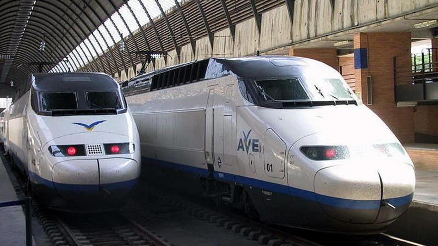 Dos trenes de la primera generación de la alta velocidad española. // Fdv