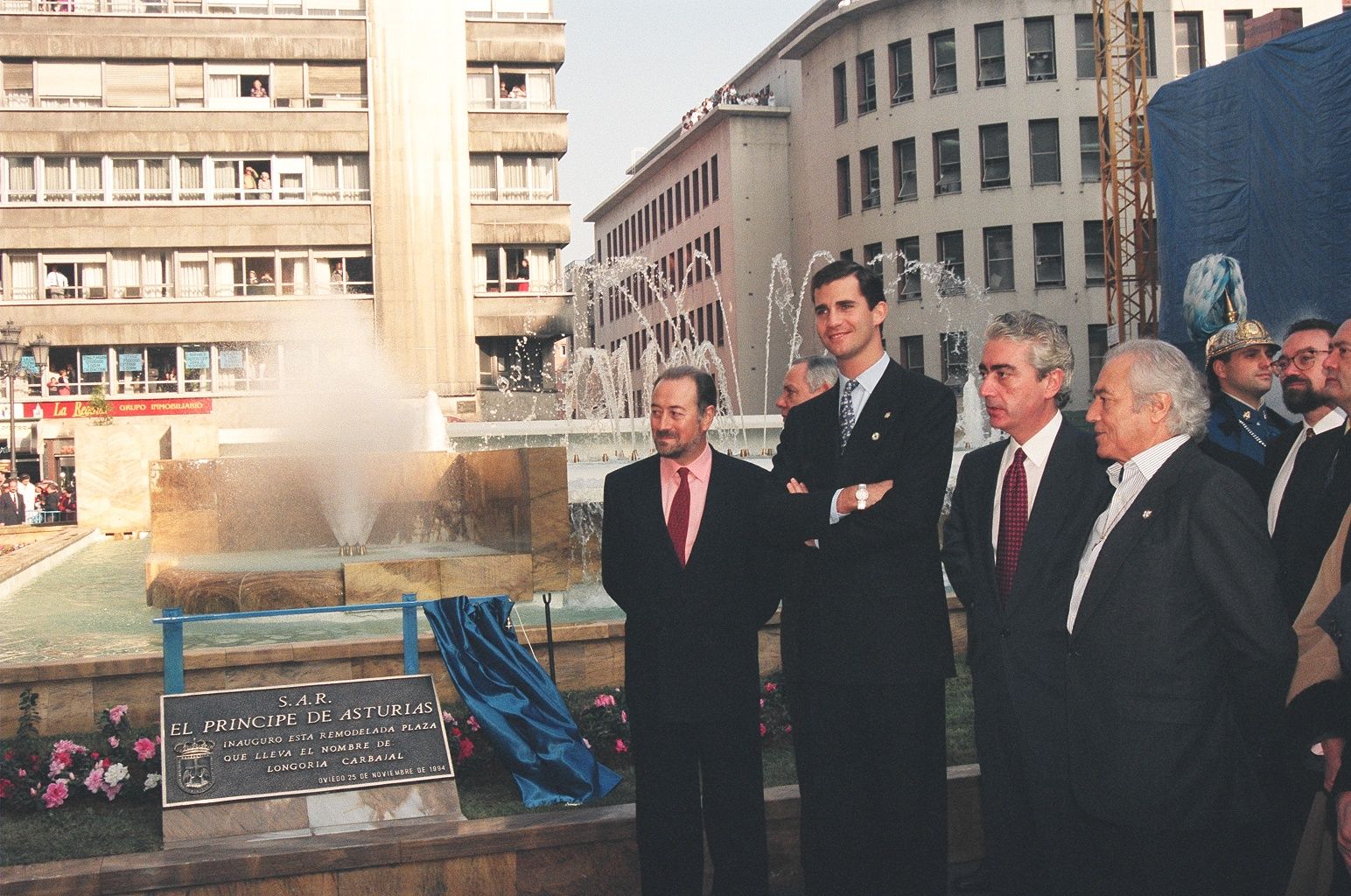 Con el entonces Príncipe Felipe y el Ministro Suárez Pertierra en la inauguración de la entonces fuente de Longoria Carbajal, en 1994.