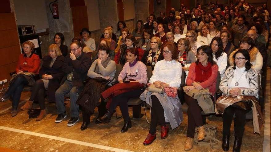 Público asistente a la charla y posterior coloquio en el Club FARO. // R. Grobas