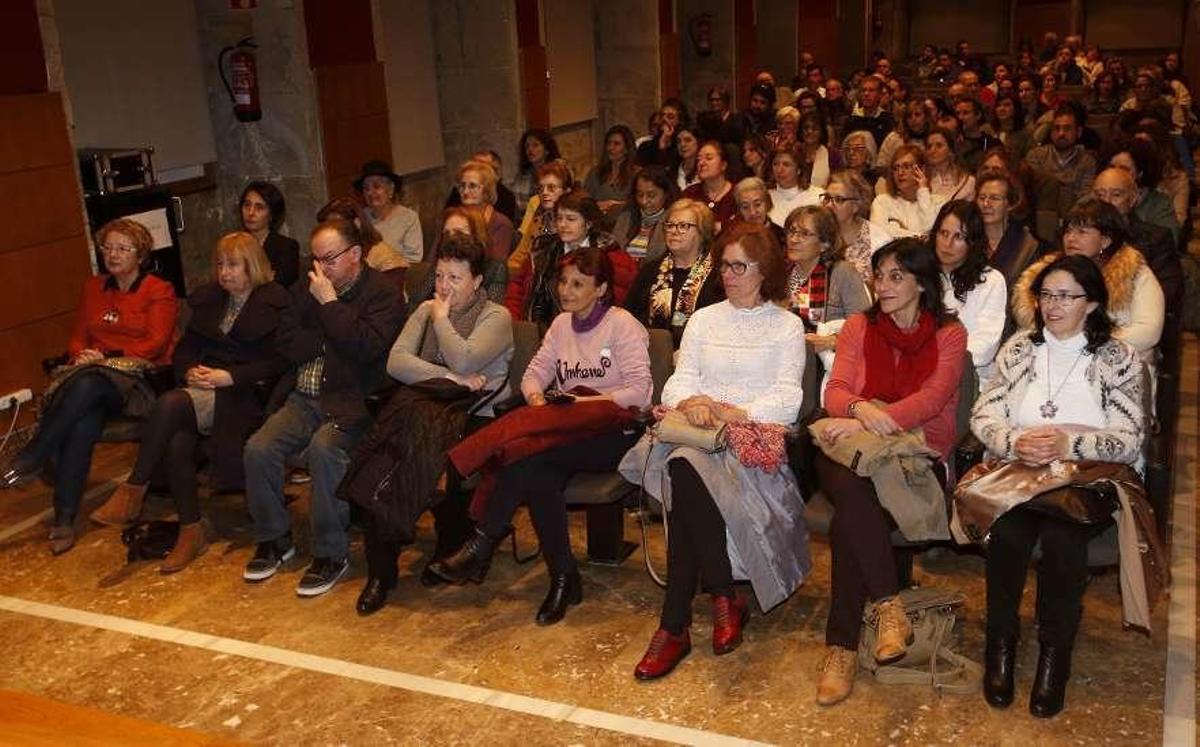 Público asistente a la charla y posterior coloquio en el Club FARO. // R. Grobas