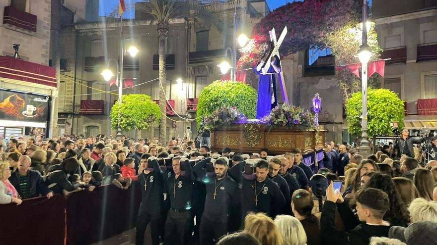 El Nazareno entra en la plaza de la Constitución arropado masivamente por los crevillentinos. | INFORMACIÓN