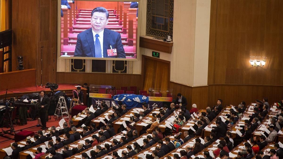 Una pantalla muestra al presidente Xi Jinping durante la cuarta sesión plenaria de la XIII Asamblea Nacional Popular china, en el Gran Palacio del Pueblo, en Pekín, el 13 de marzo.