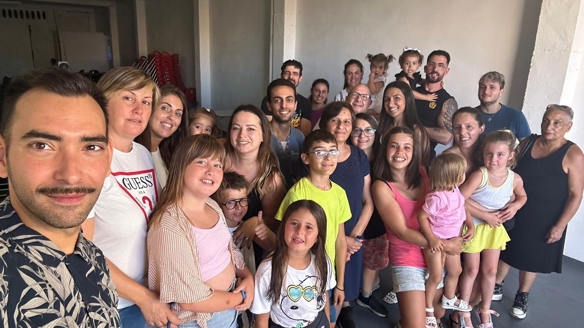 Los falleros con el artista Ricard Balanzà