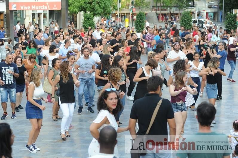 Los bailes latinos salen a la calle en Murcia