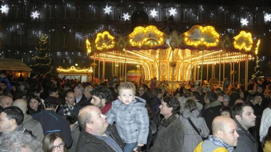 Decenas de personas en la plaza de María Pita de A Coruña estas navidades. / víctor echave