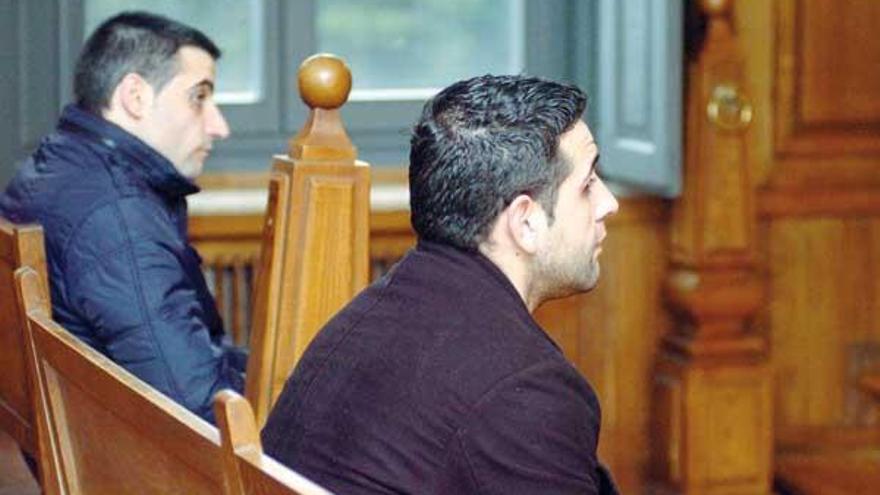 José Ángel Vázquez Agra, al fondo, y Víctor Rodríguez, durante el juicio en Pontevedra.