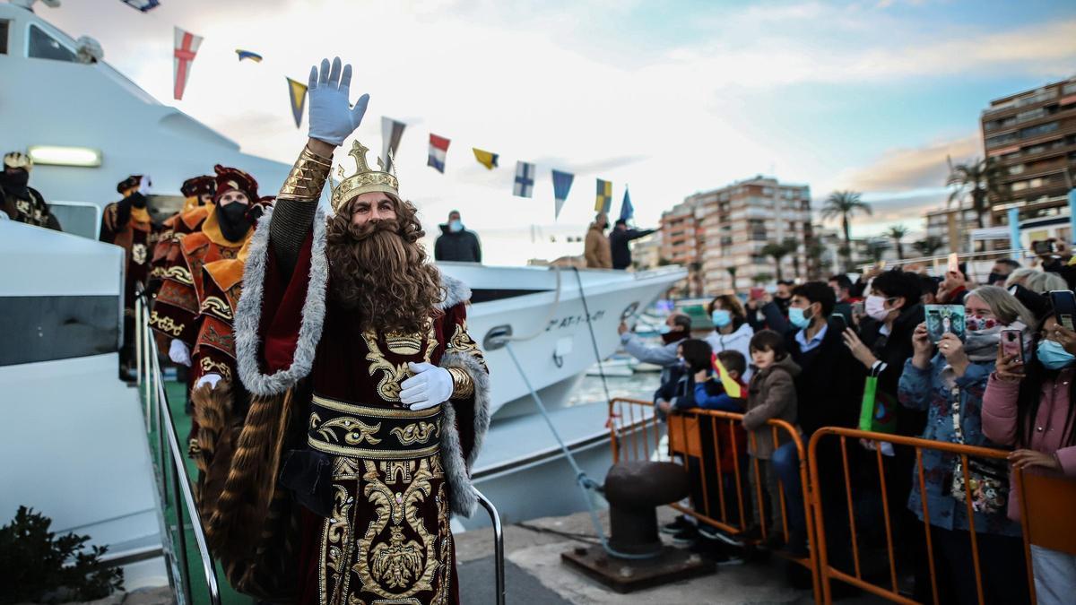 Vídeo de la llegada de los Reyes Magos al puerto de Torrevieja y Cabalgata