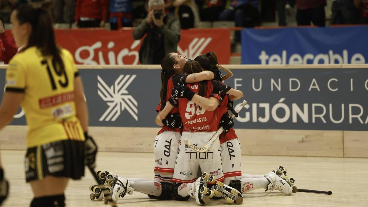 Las jugadoras del Telecable celebran uno de los goles conseguidos ante el Palau.
