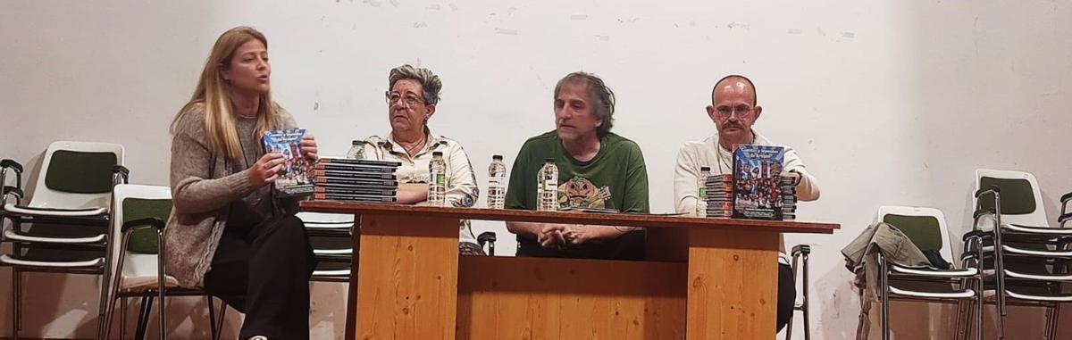 El ilustrador Moratha, junto a Conchita Cebrián, técnico de Cultura de la comarca; Jesús Franco de la editorial, y Sara Sánchez, que ideó la historieta de Alfamén .