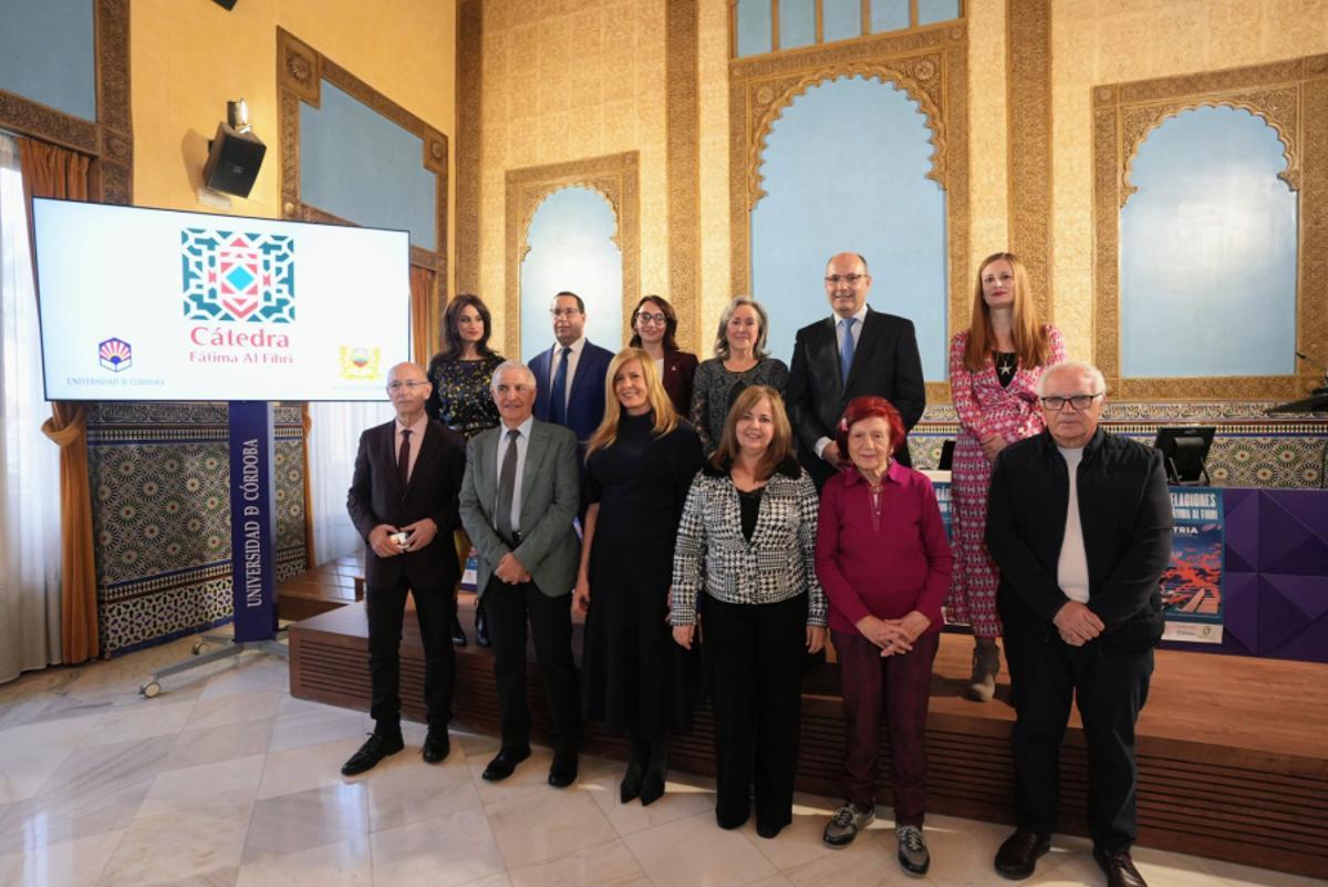 Autoridades y poetas antologadas, durante la presentación de 'Matria'.