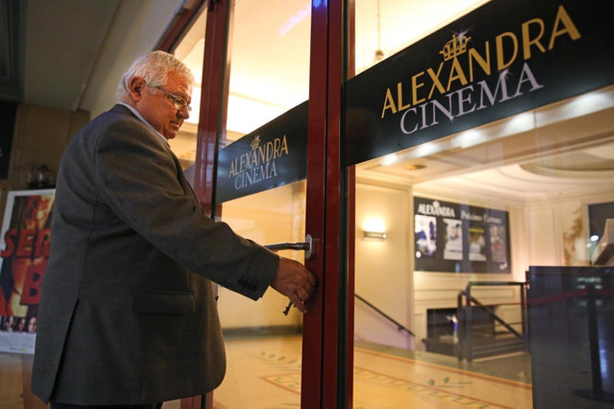 Ramon Colom, últim responsable del cine Alexandra, tanca la porta de l’emblemàtica sala.
