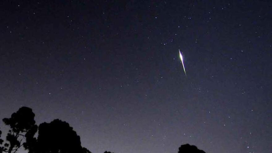 Una Perseida o Lágrima de San Lorenzo en su paso por el cielo nocturno. Foto