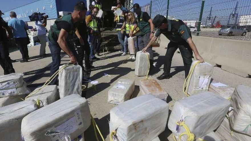 Abordan un remolcador con 3.800 kilos de cocaína, el mayor alijo del año, con destino a España